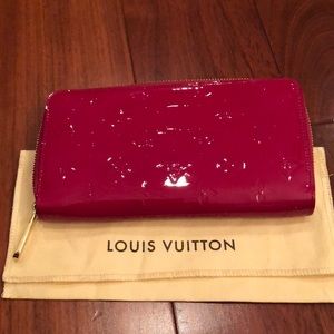 Authentic louis Vuitton zippy wallet.